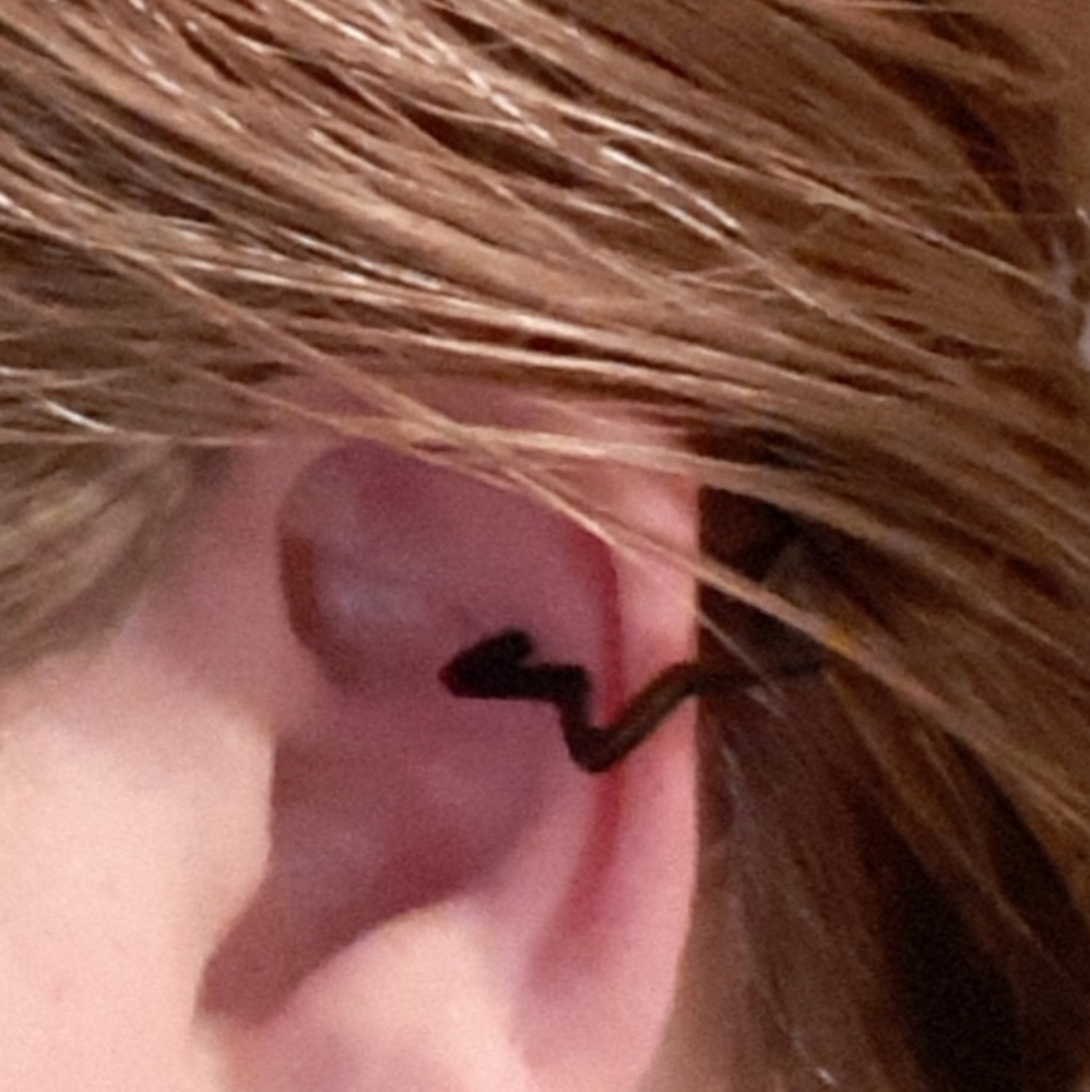 🤩 Retro Star Ear Clip- black